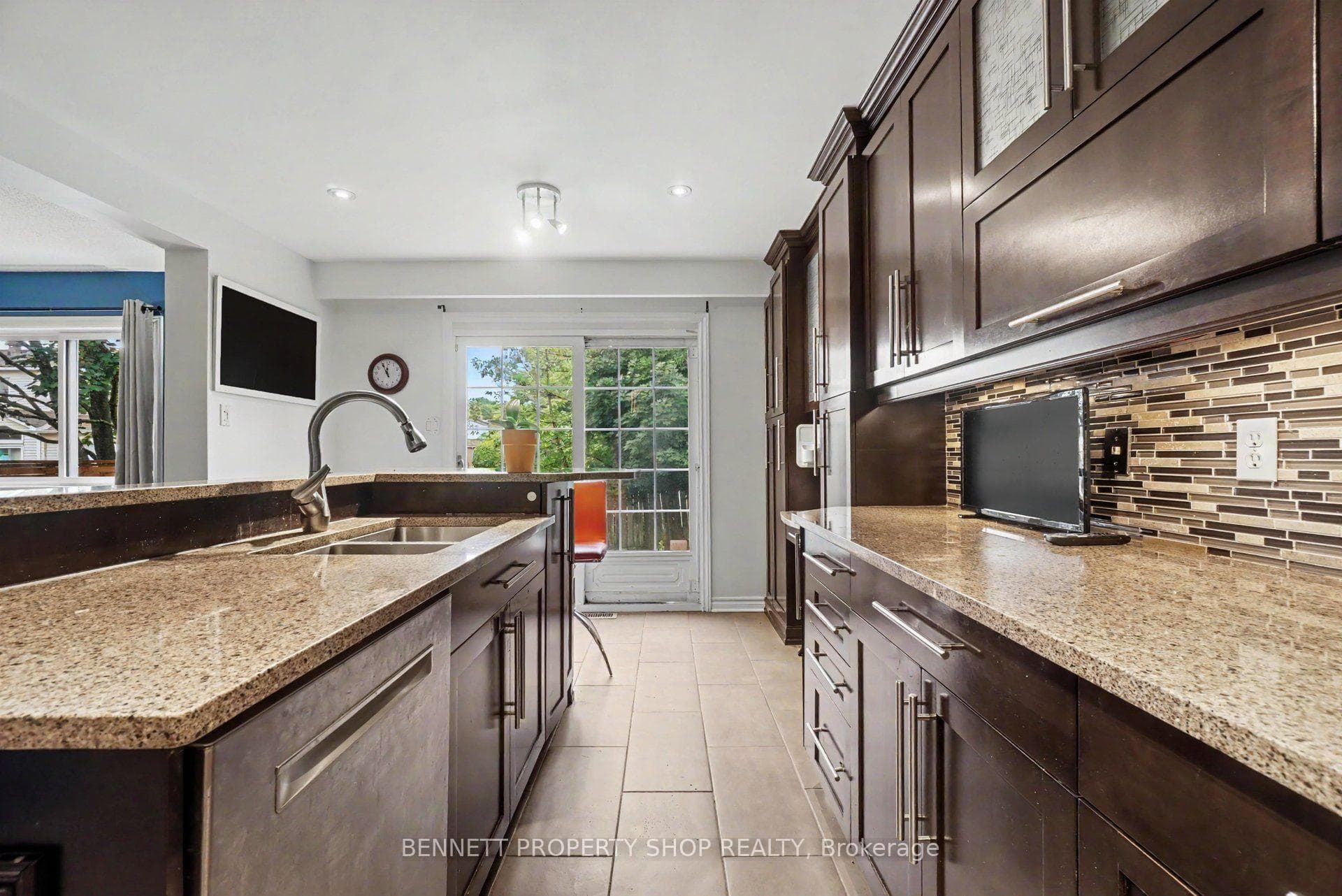 1879 Leclair Crescent photo 4