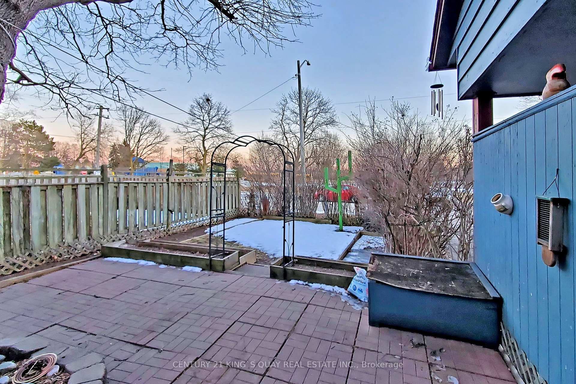 361 Paliser Crescent photo 9