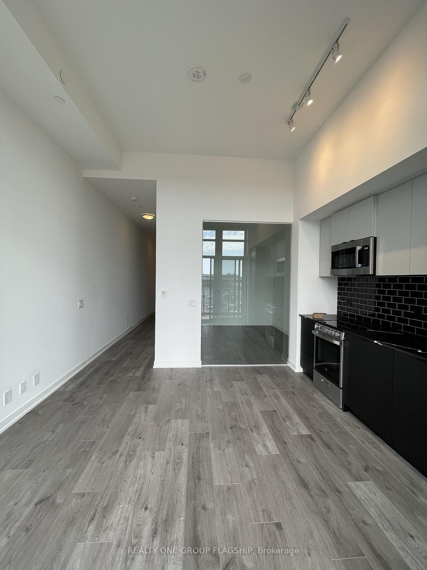285 Dufferin Street Unit 423 photo 2