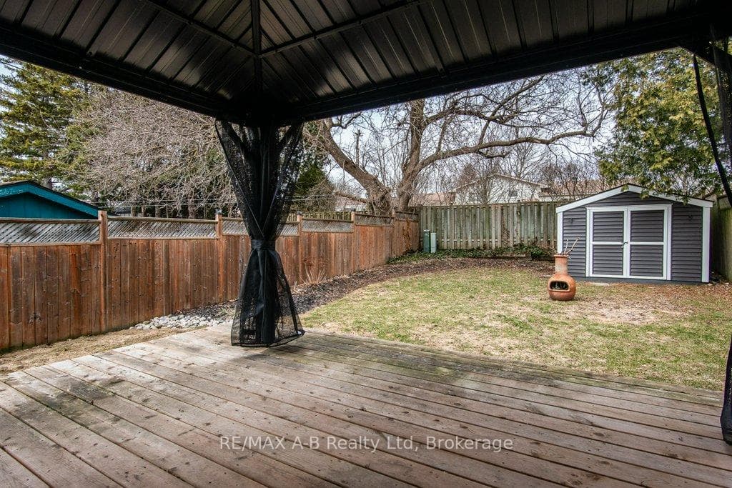 567 Durham Crescent photo 11