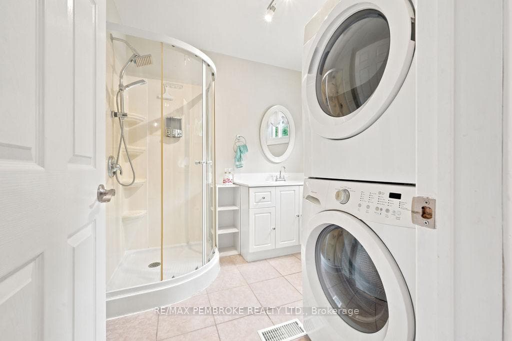 225 Wellington Street photo 8