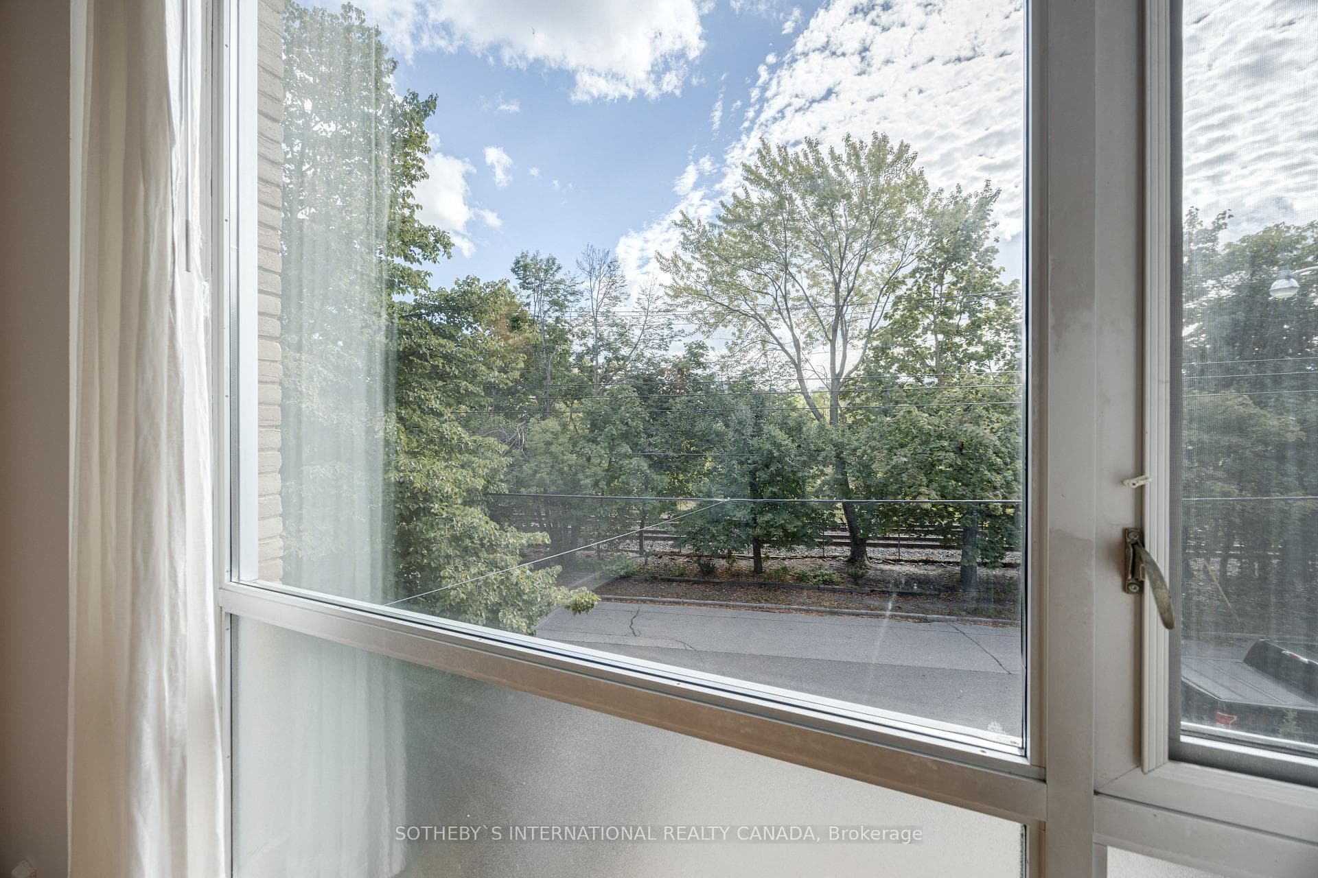 92 Shaftesbury Avenue Unit Upper photo 15