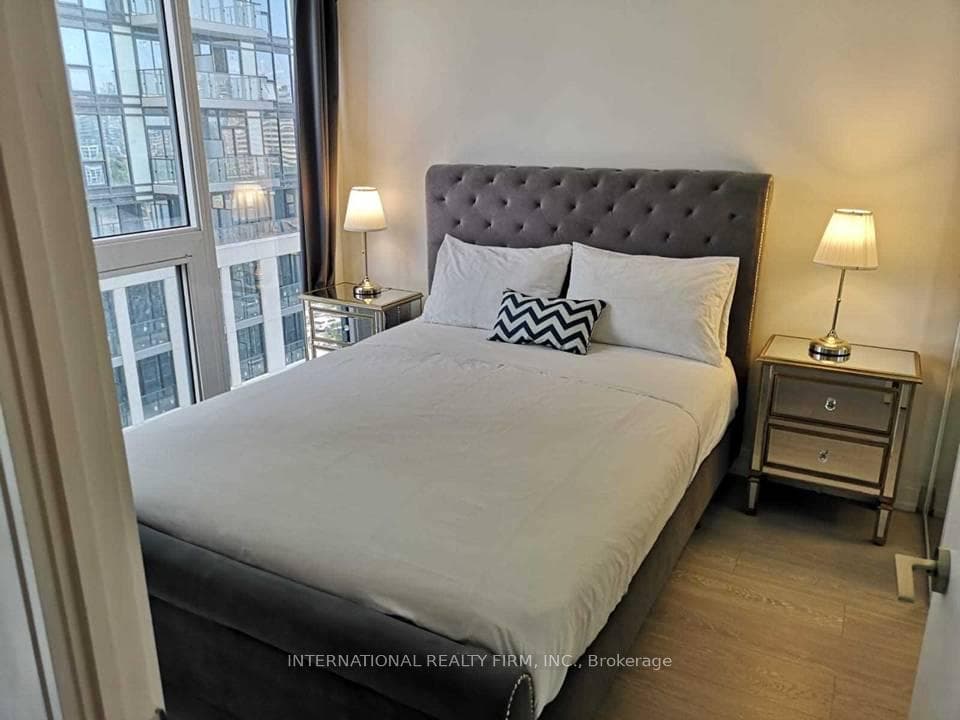 181 Dundas Street Unit 1015 photo 2