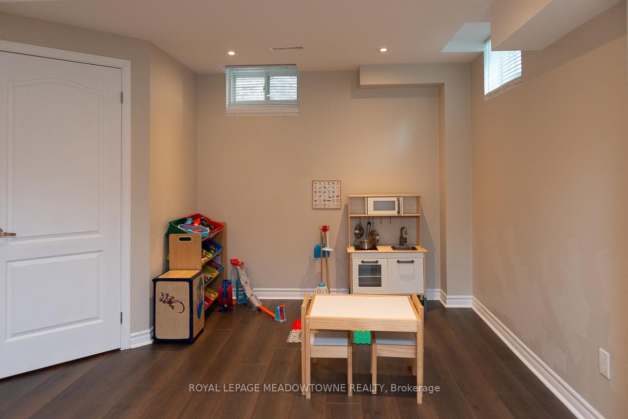 84 Reynolds Crescent photo 33