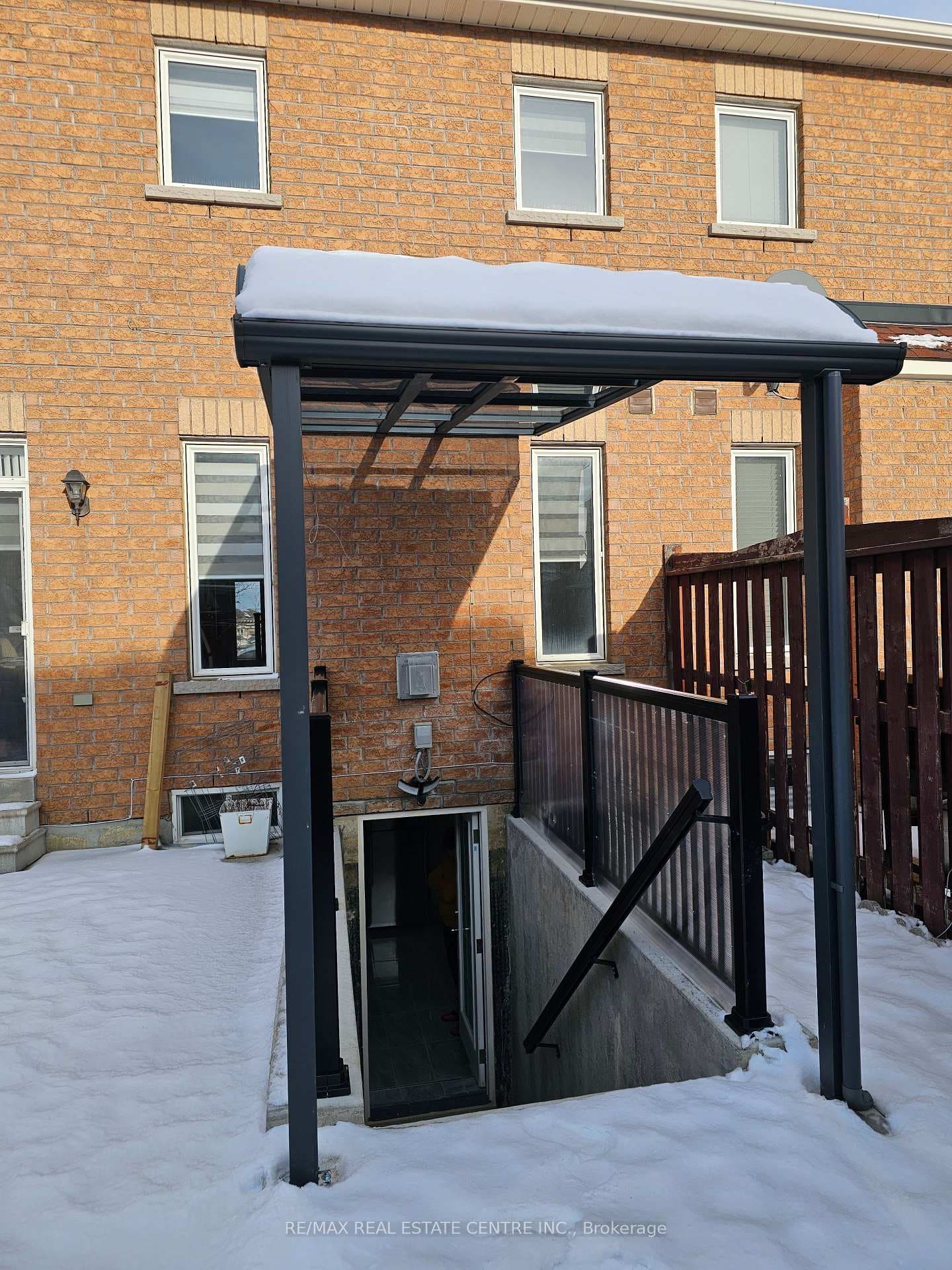 75 Connolly Crescent photo 1