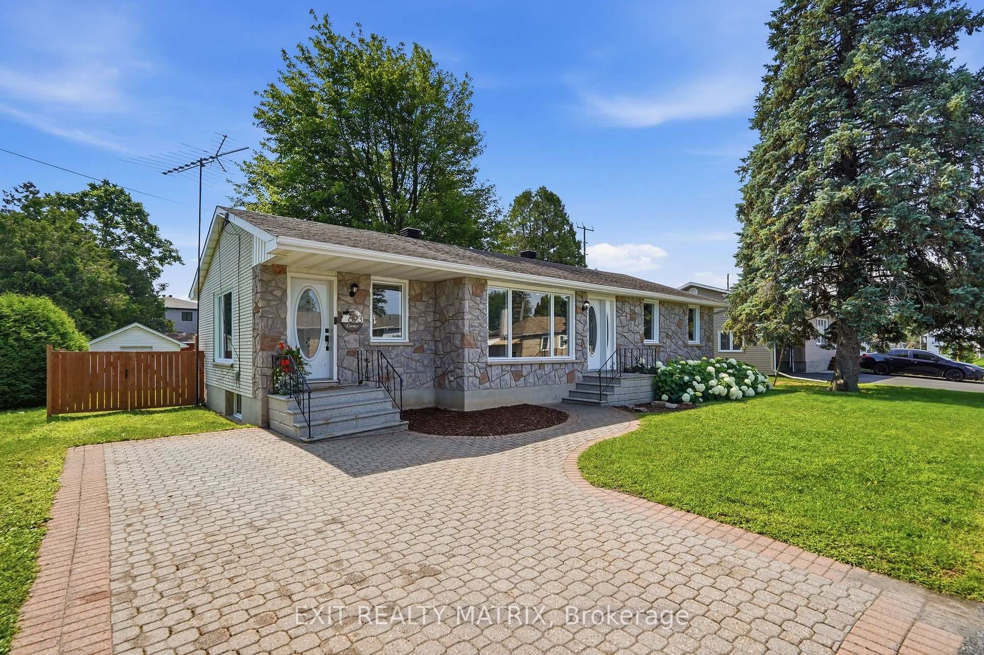 693 Cartier Street photo 2