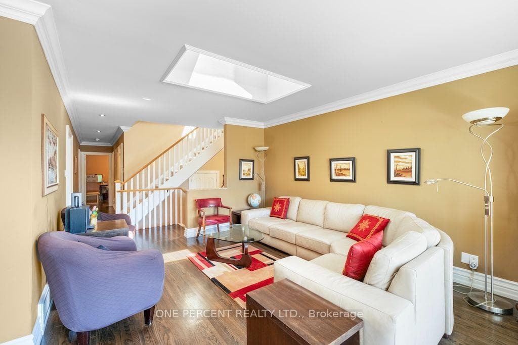 583 Stephens Crescent photo 4