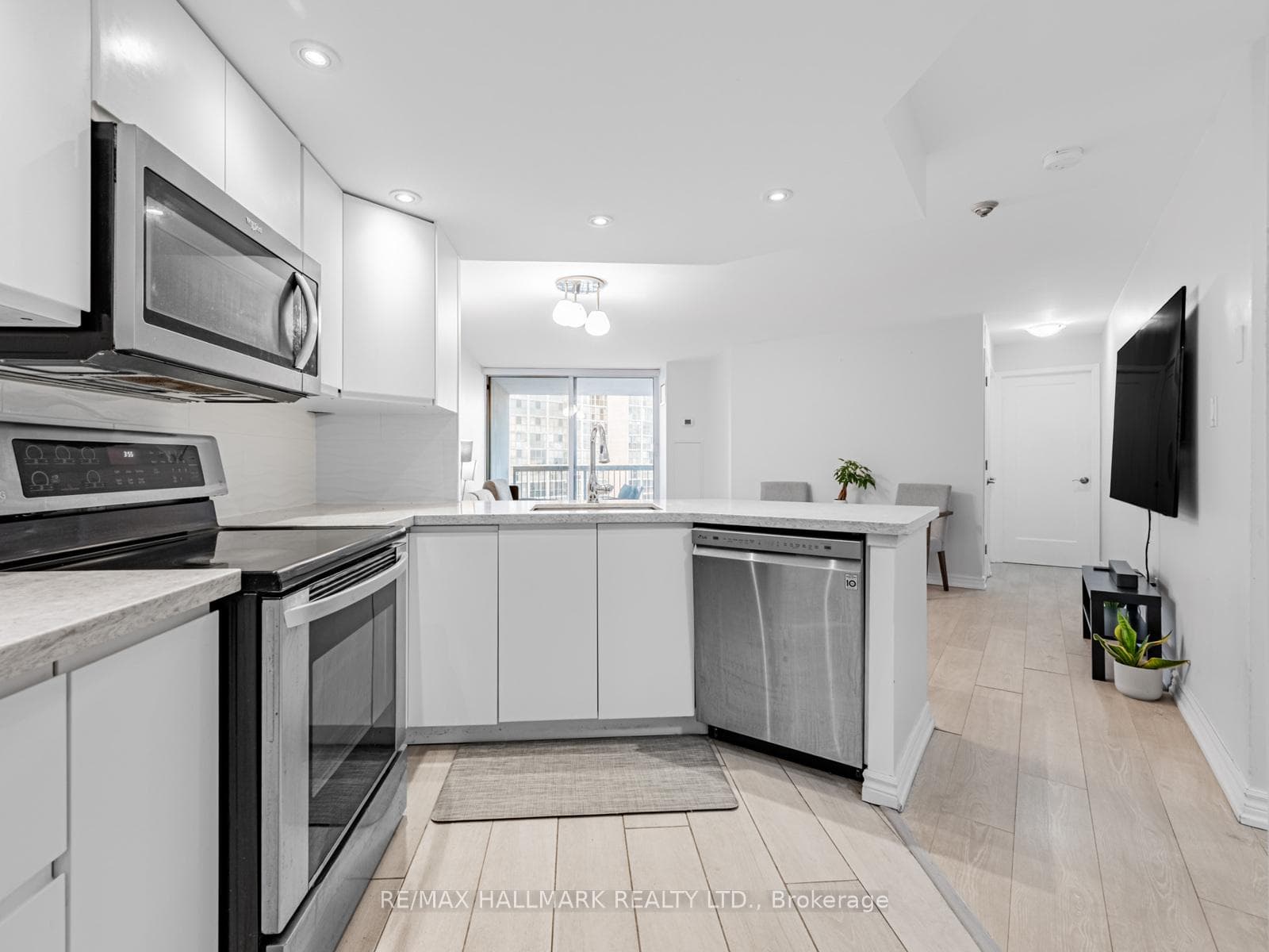 77 Maitland Place Unit 902 photo 5