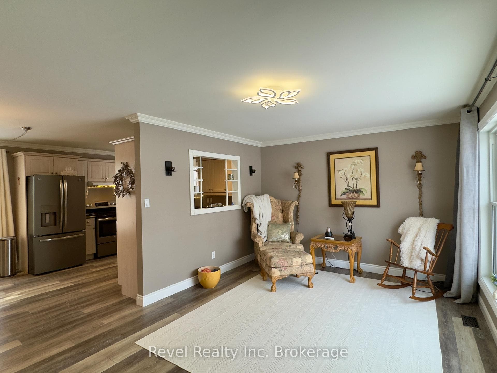 361 Louis Street photo 4