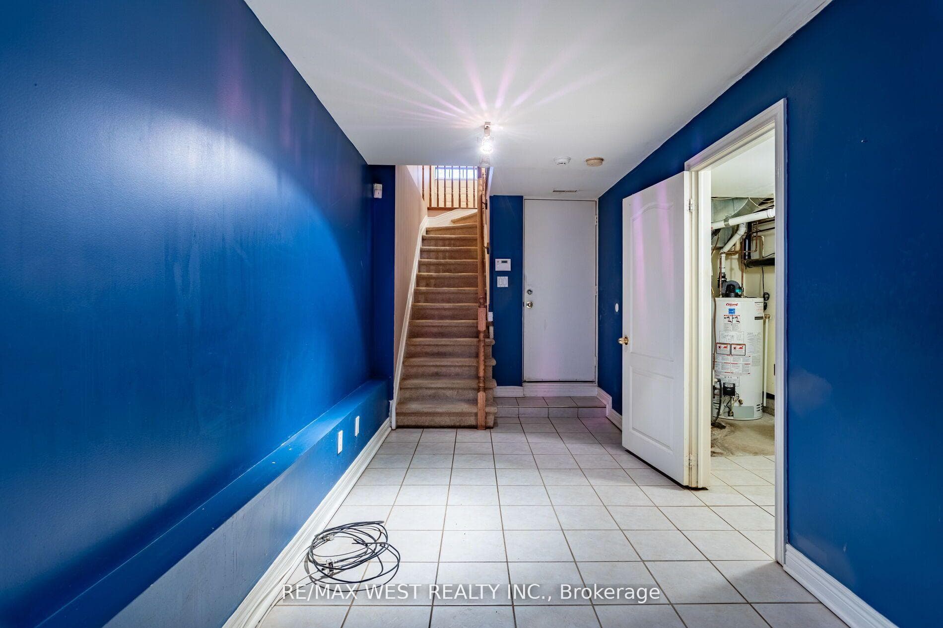 2547B Dundas Street photo 27