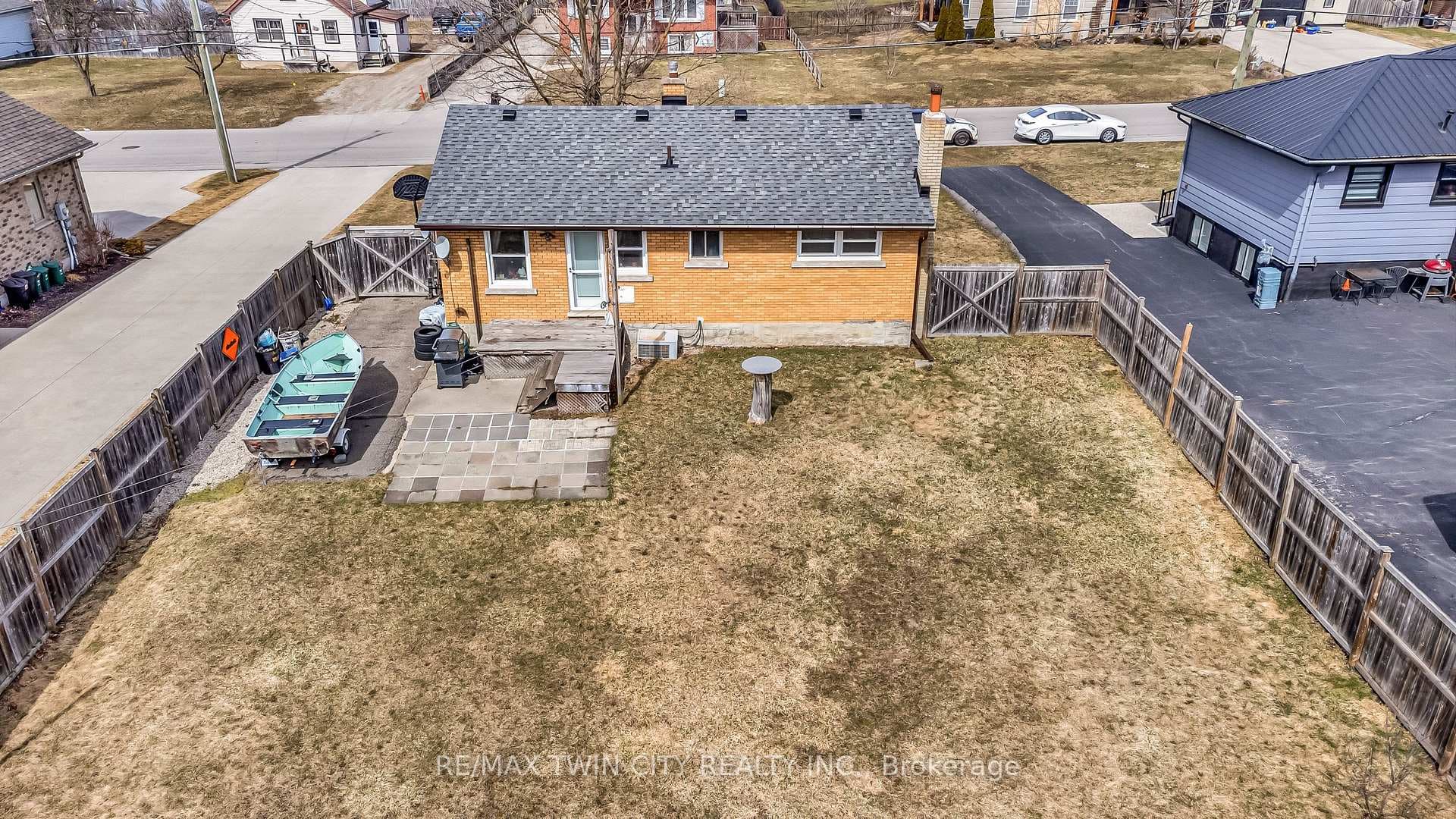 32 SCHWEITZER Street photo 4