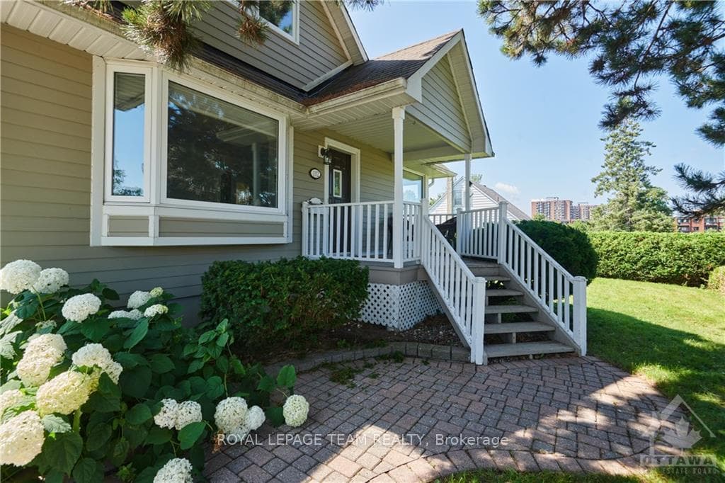 112 GRANTON Avenue photo 3