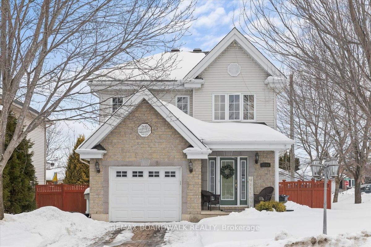 2285 Cecile Crescent photo 1
