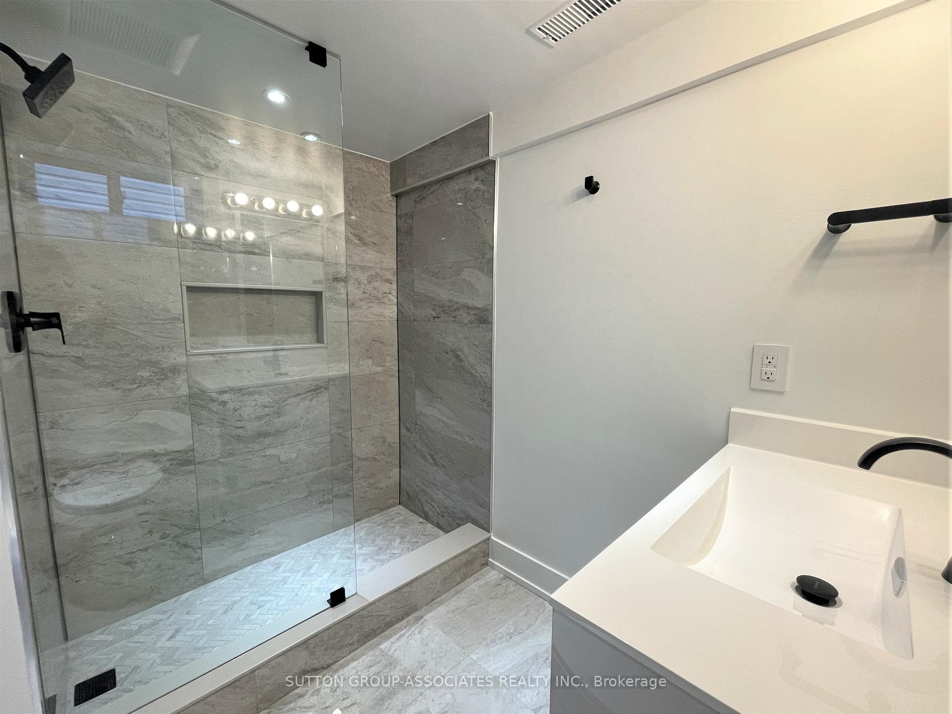 24 Dunraven Drive Unit Lower photo 9