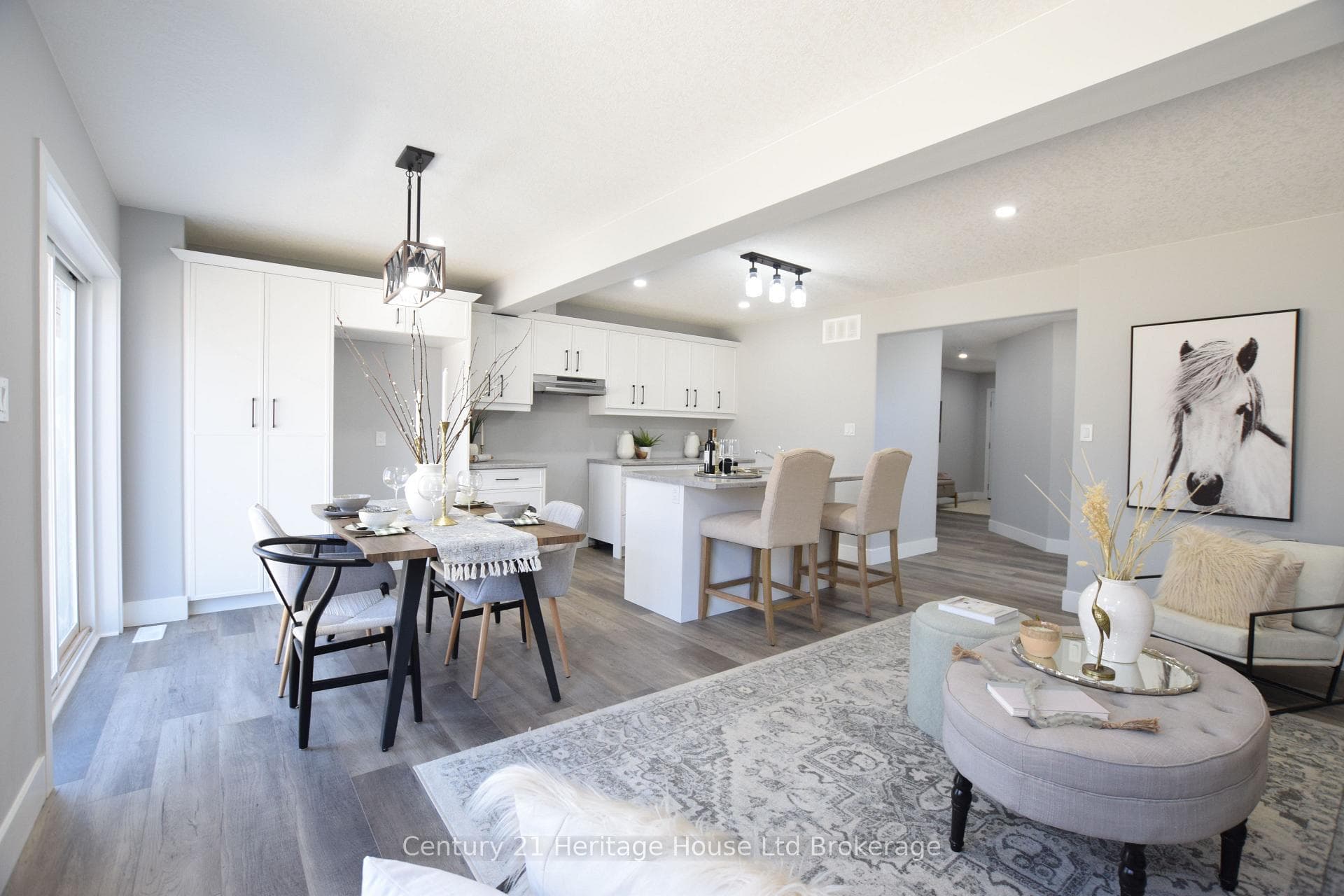 305 SIMCOE Street photo 14