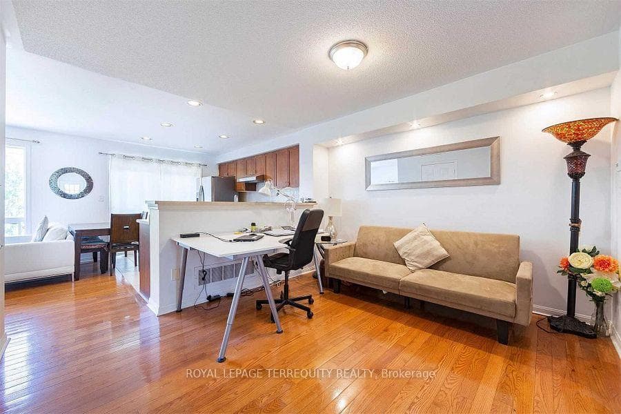 2458 Baintree Crescent photo 7