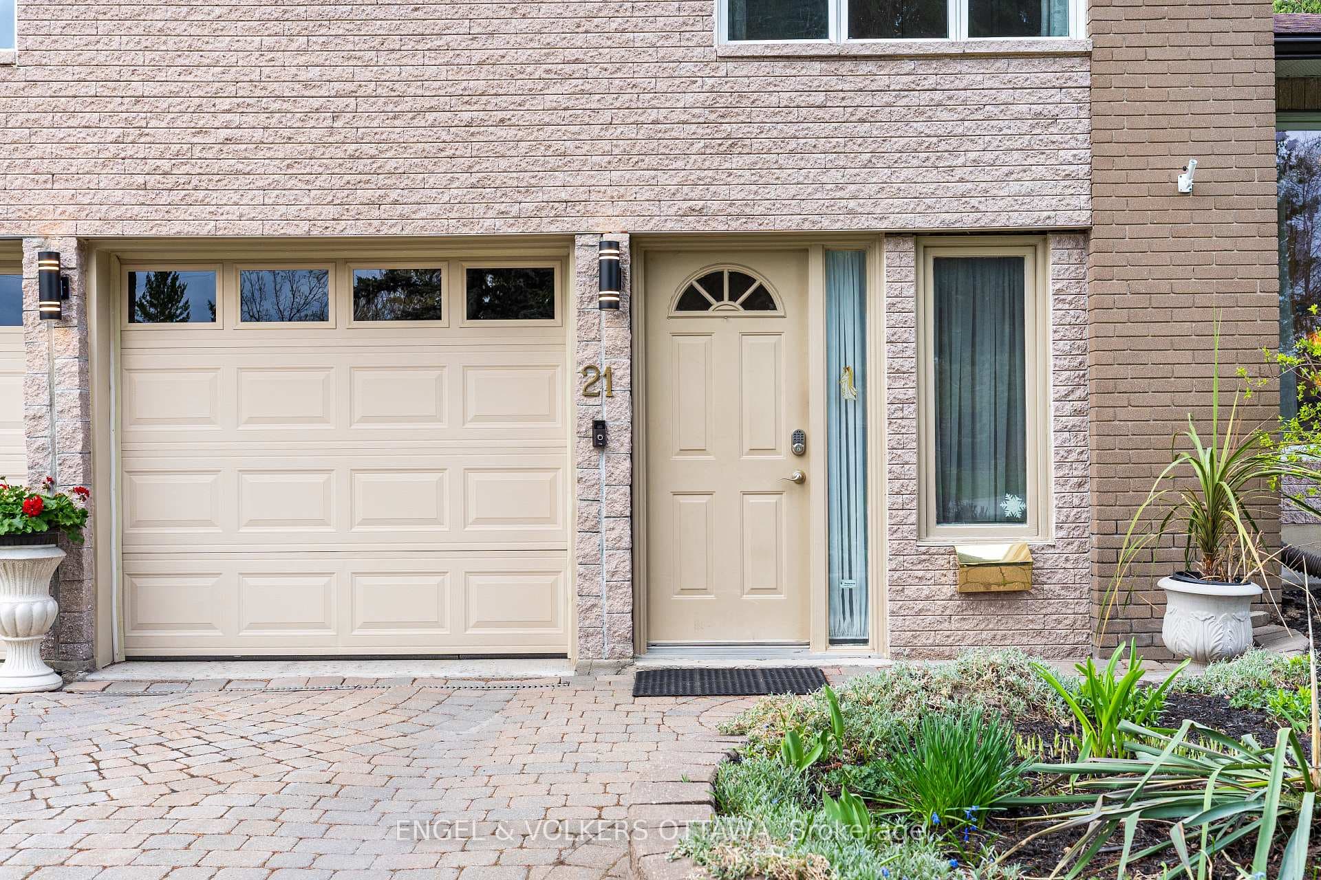 21 Tiffany Crescent photo 3