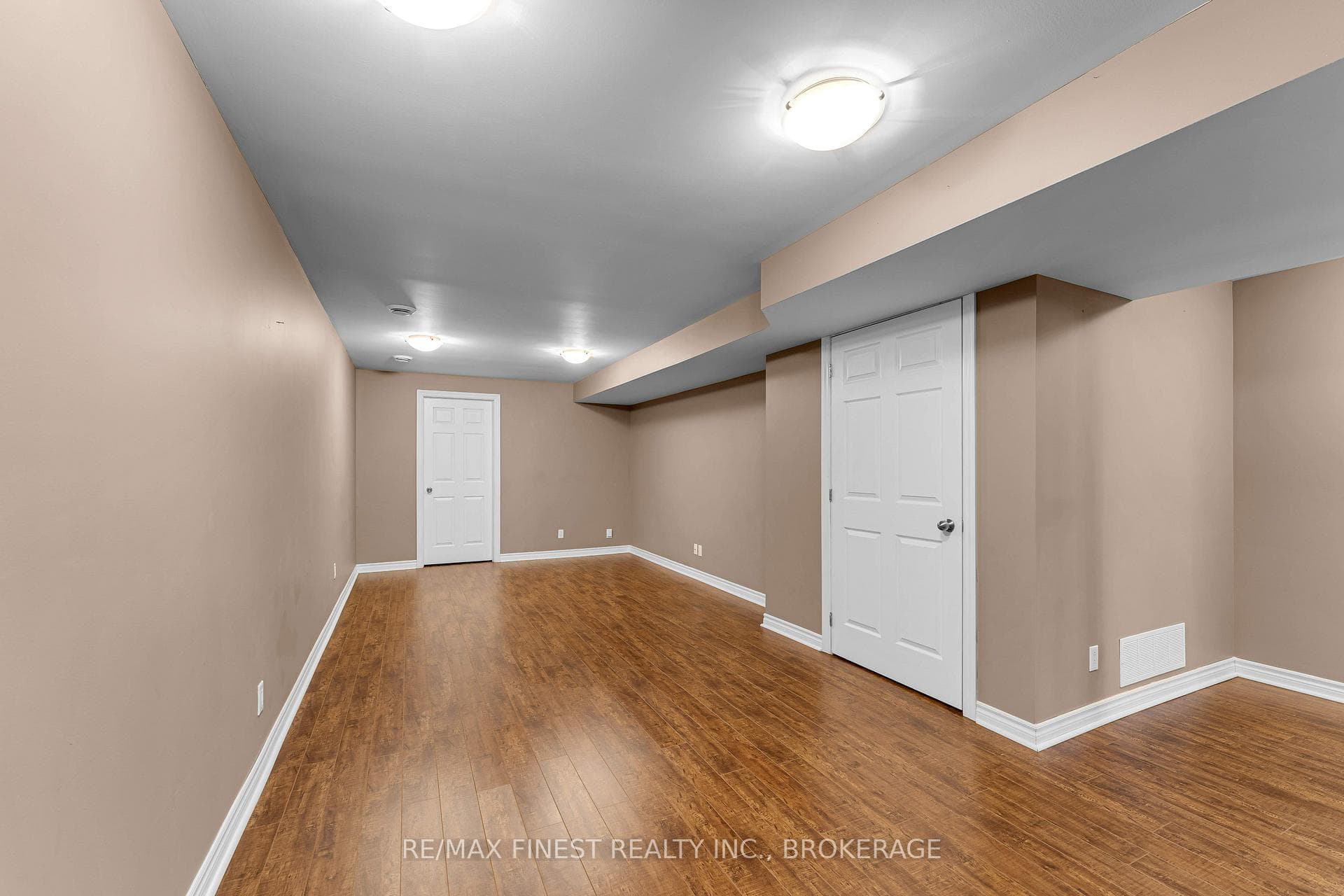 570 Freeman Crescent photo 33