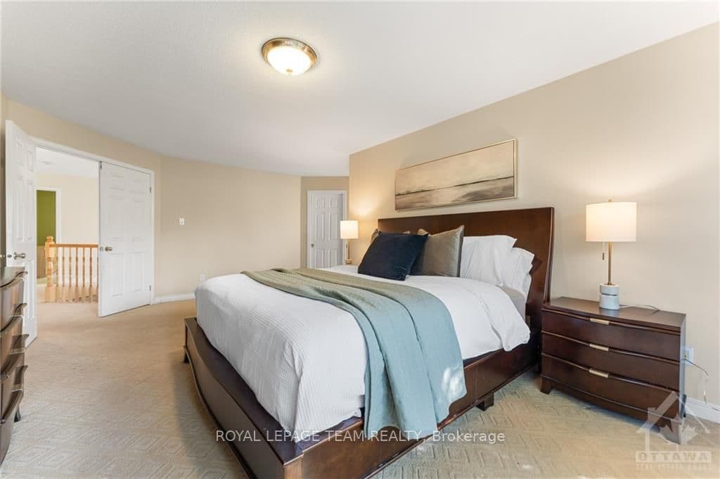 8 LOYAL HILL Crescent photo 18