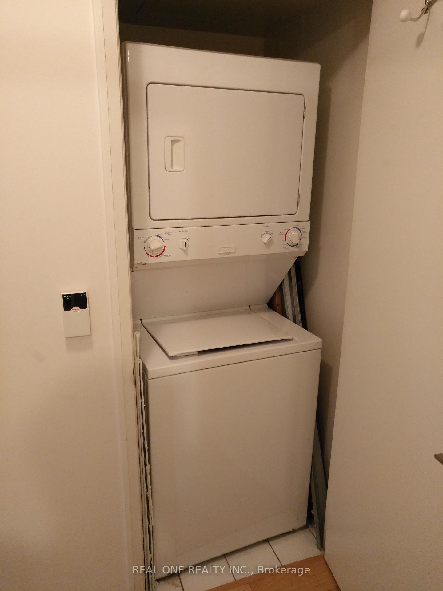 21 Carlton Street Unit 306 photo 9