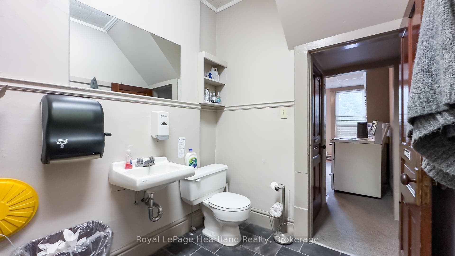 401 QUEEN Street photo 17