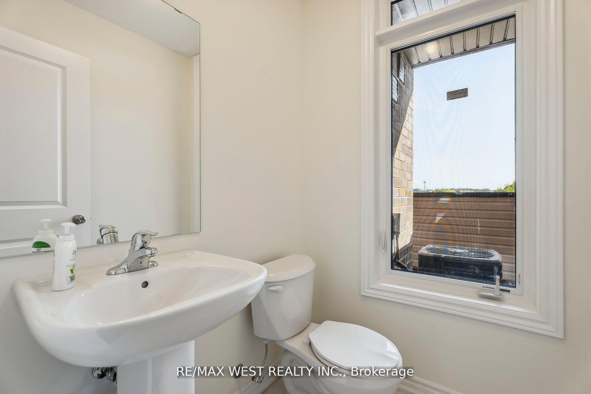 149 Blick Crescent photo 9