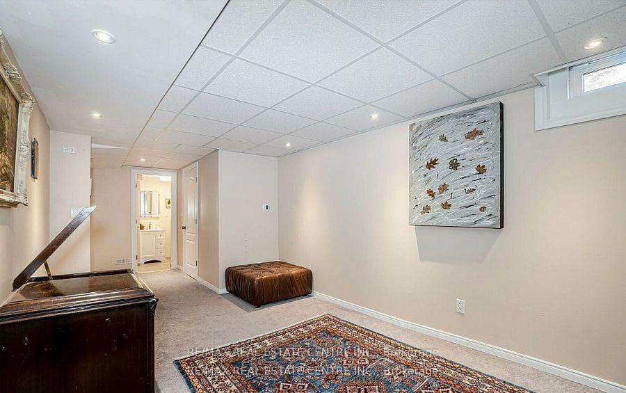2046 Glenada Crescent photo 33