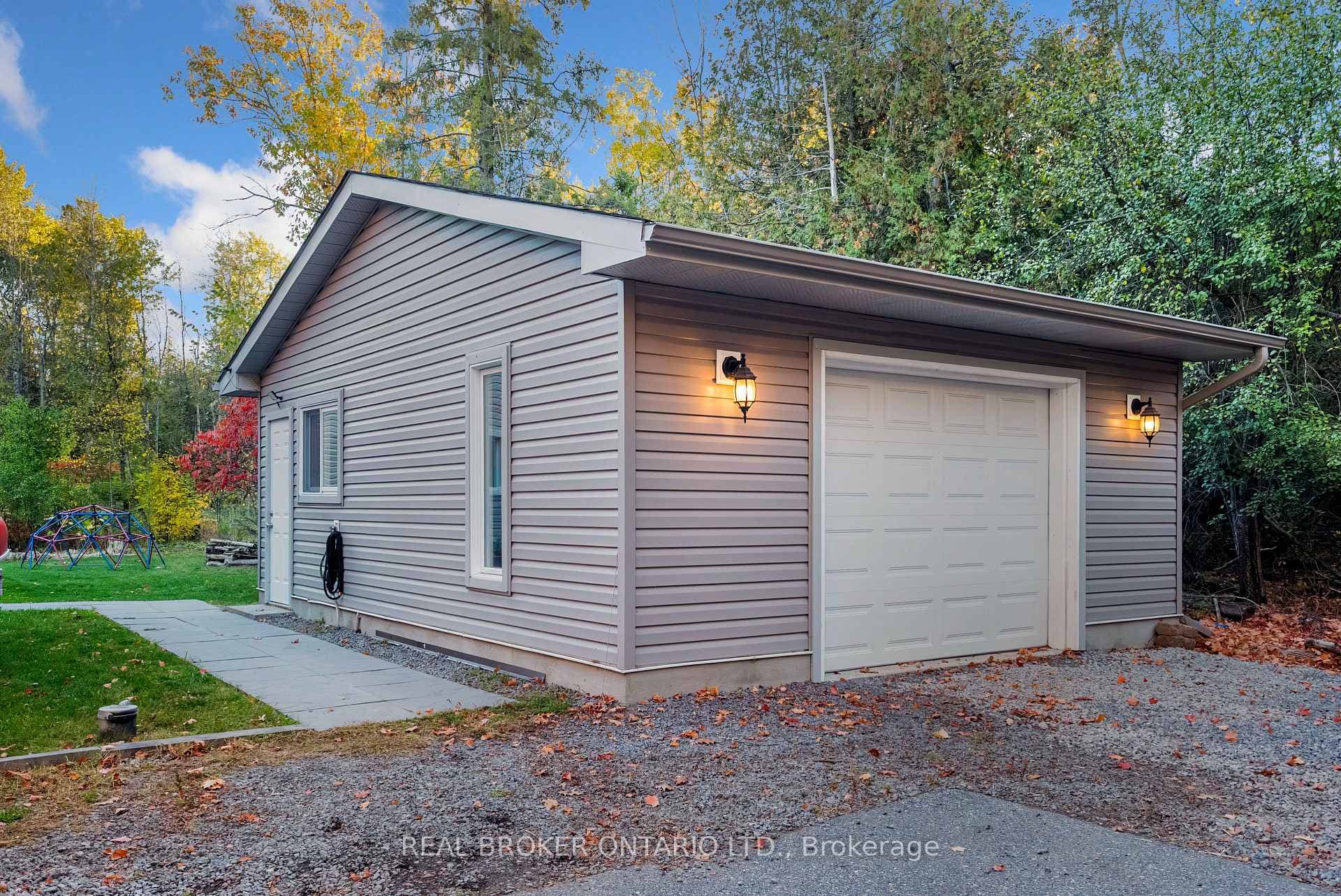 967 Upper Dwyer Hill Road photo 39