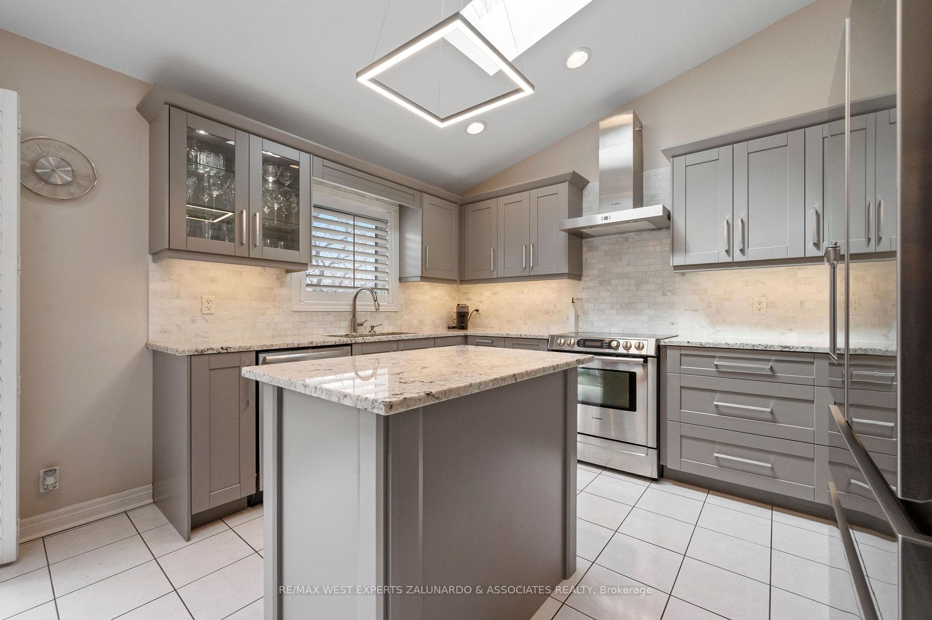 1 Lanterna Crescent photo 8