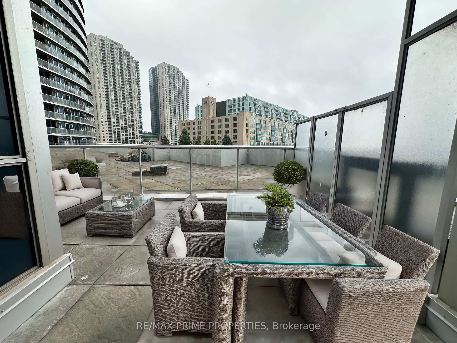 218 Queens Quay Unit 403 photo 26