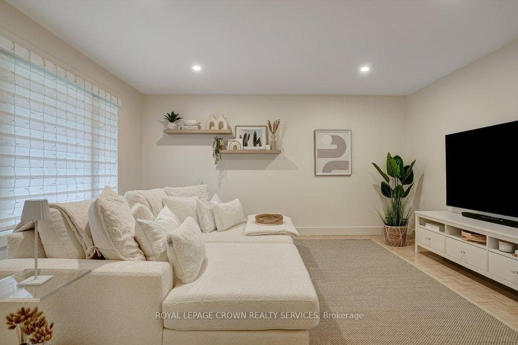 481 Regency Crescent photo 3