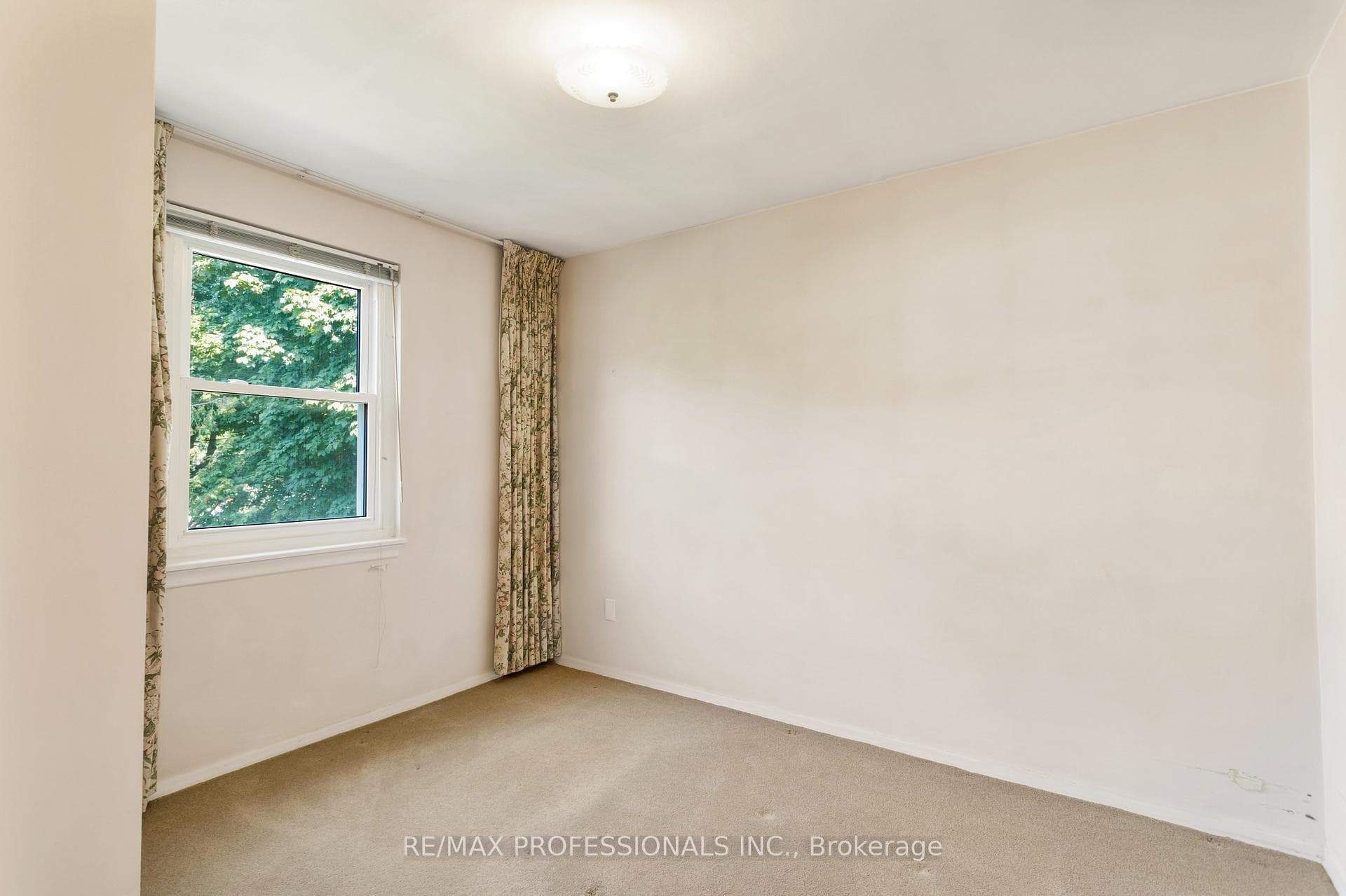 38 Van Stassen Boulevard photo 31