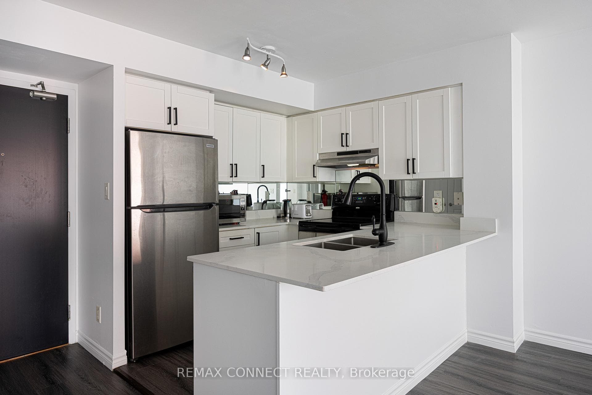 230 King Street Unit 710 photo 8