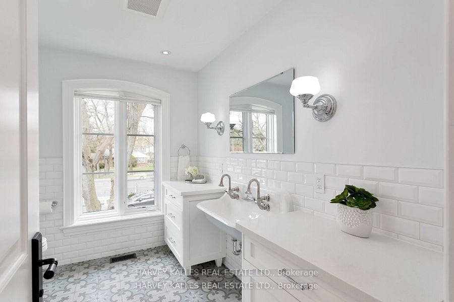 4673 Dundas Street photo 32