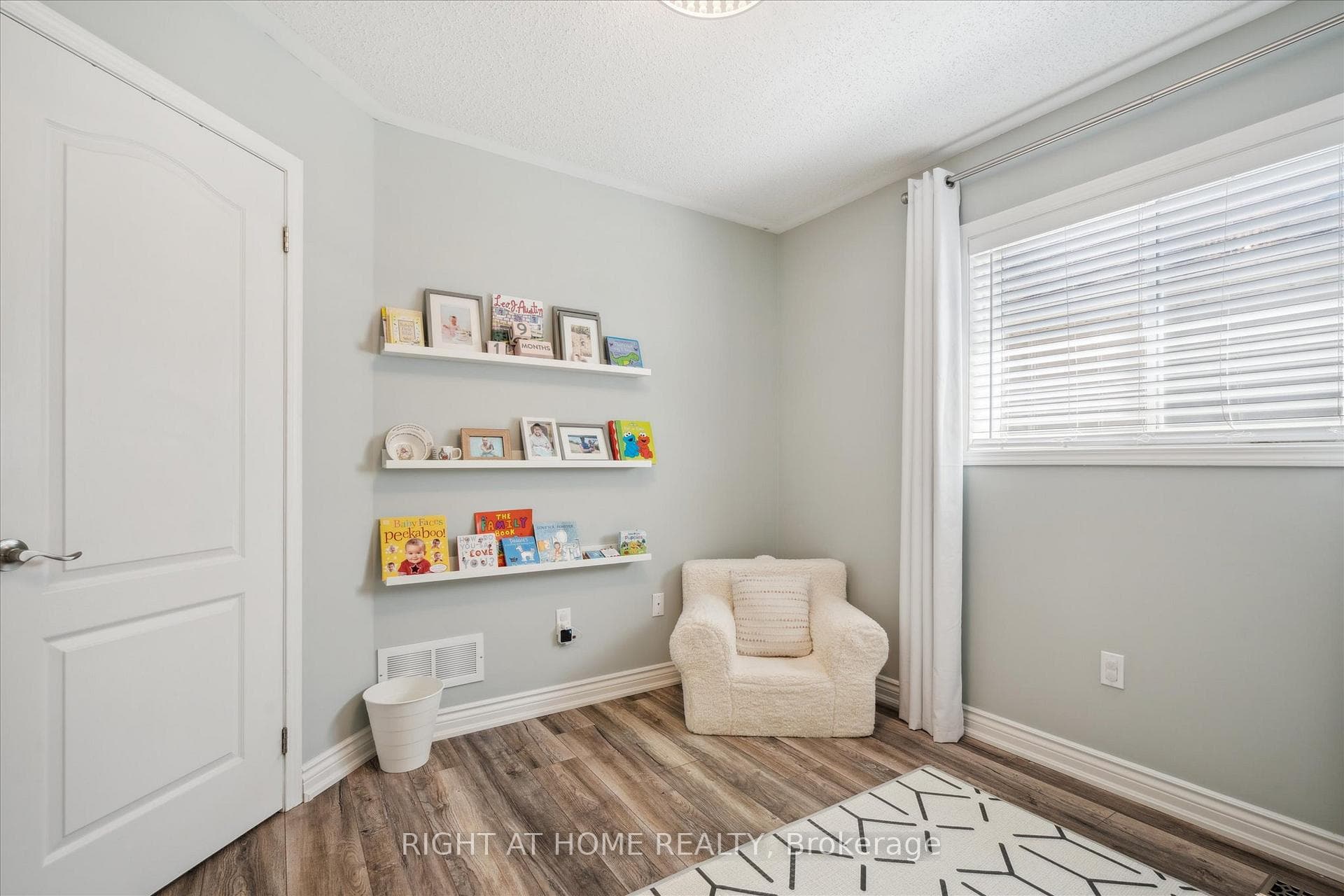 668 Blythwood Square photo 22