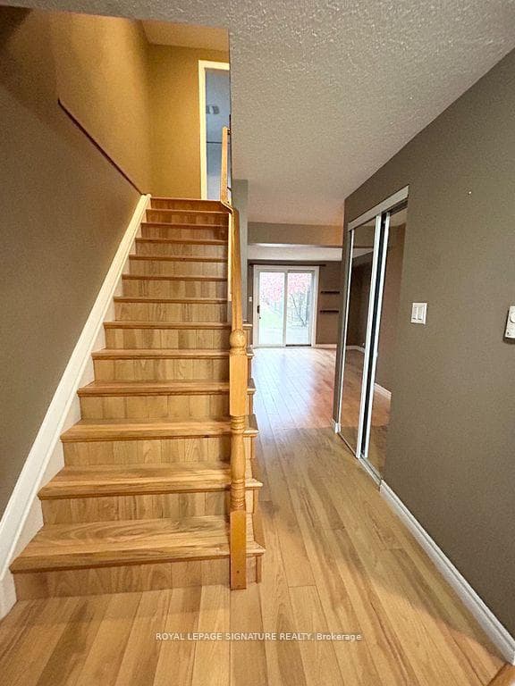 276 Benesfort Crescent photo 4