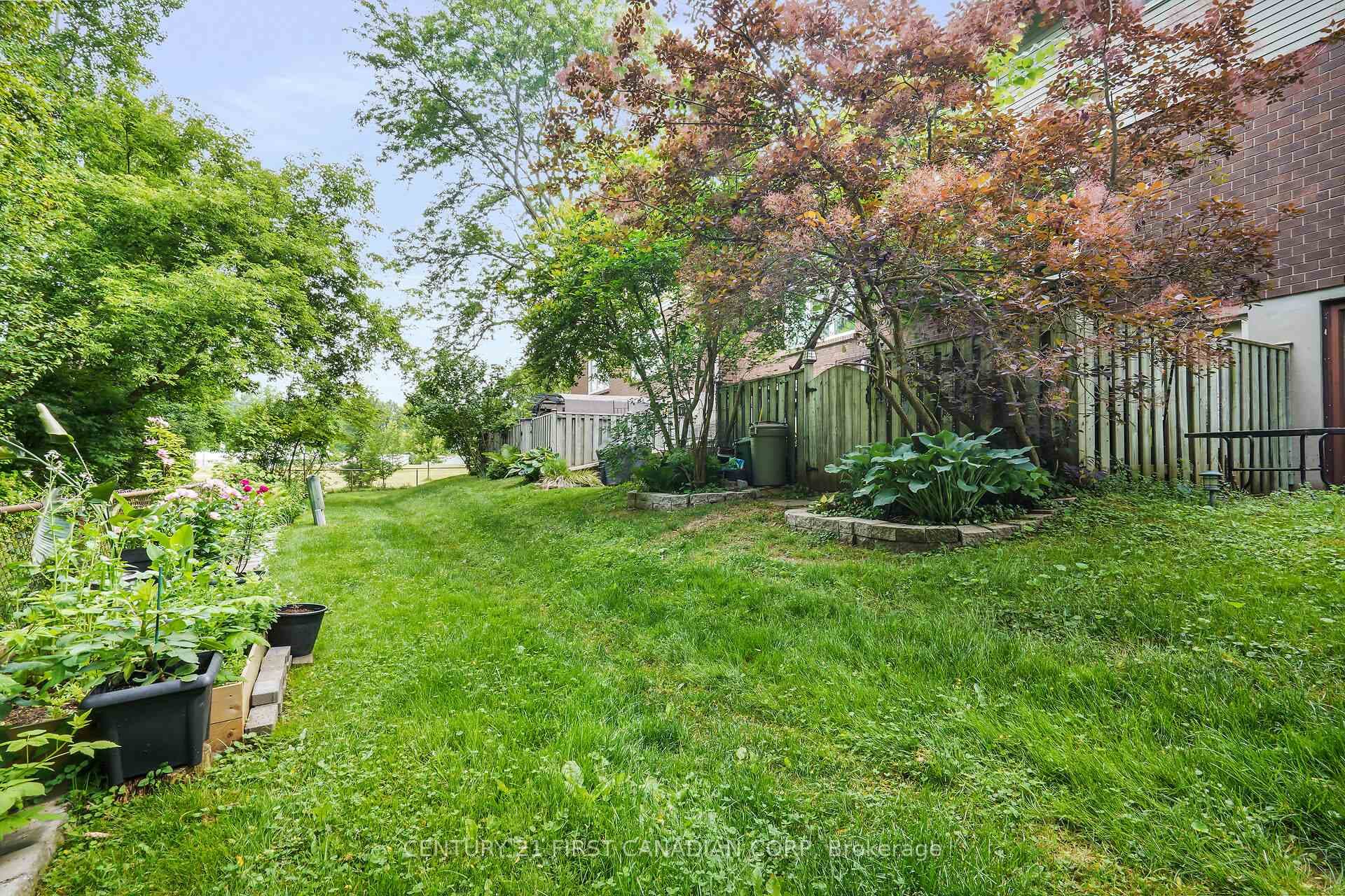 589 Griffith Street photo 21
