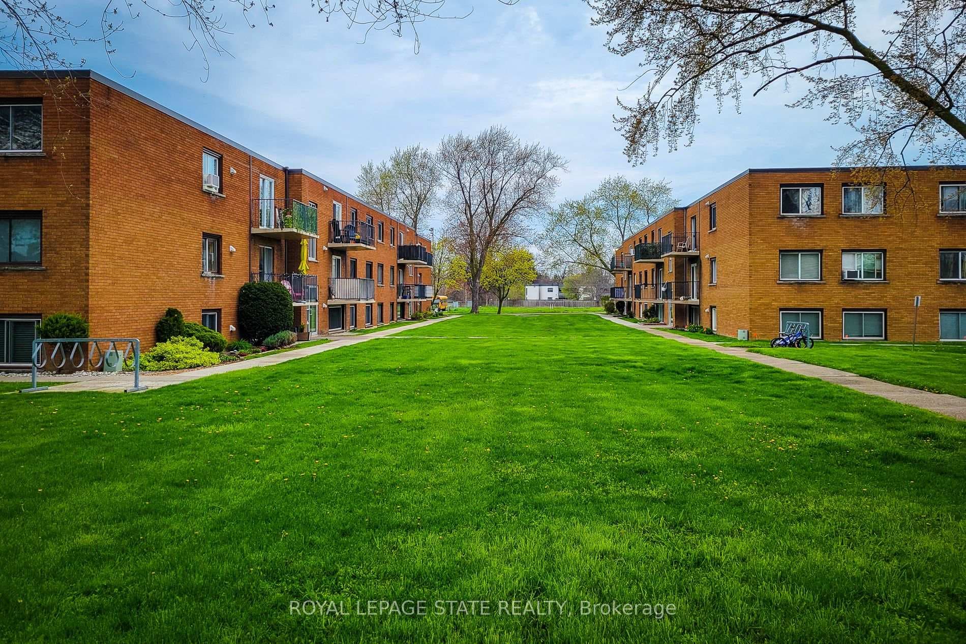 456 Carlton Street photo 1