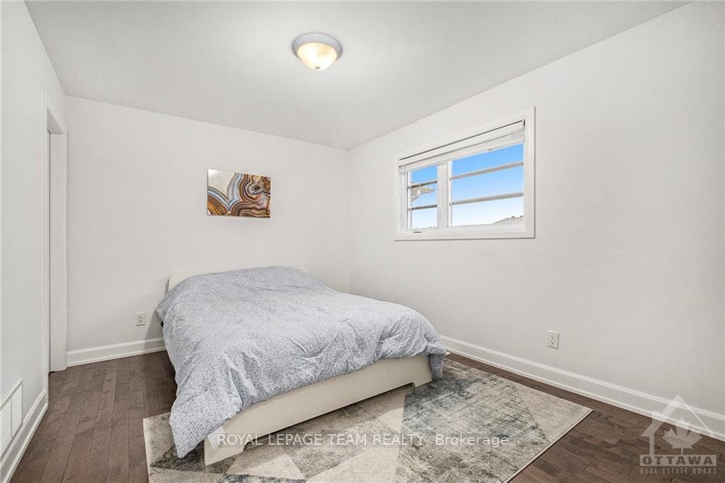 241 SUNSET Crescent photo 20