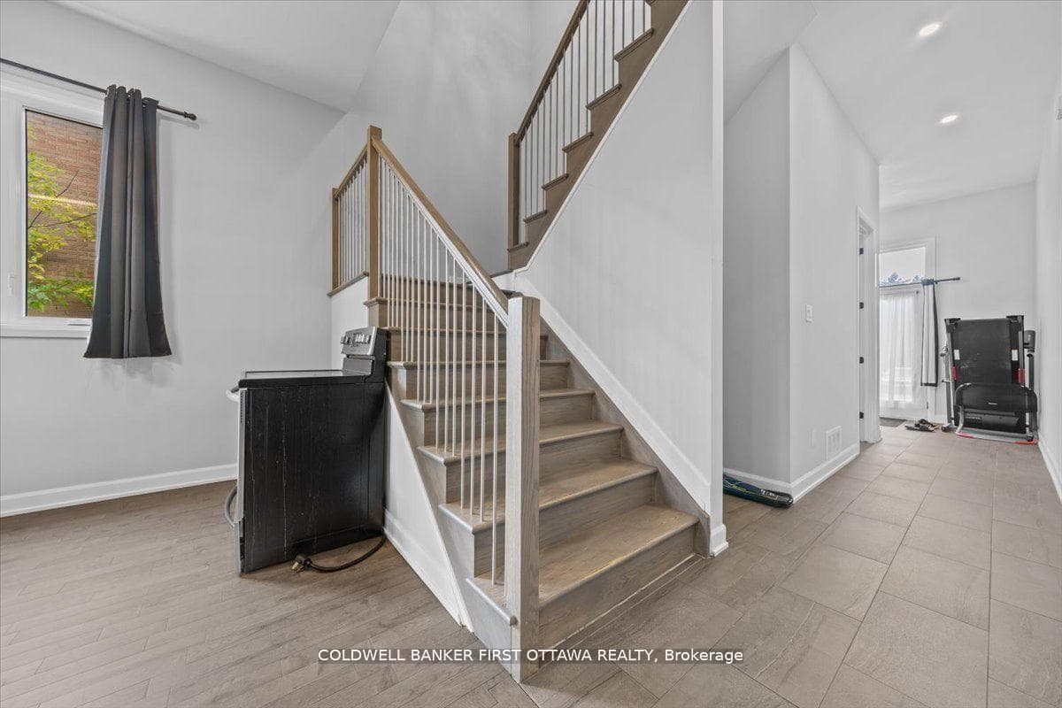 560 QUEEN MARY Street photo 24