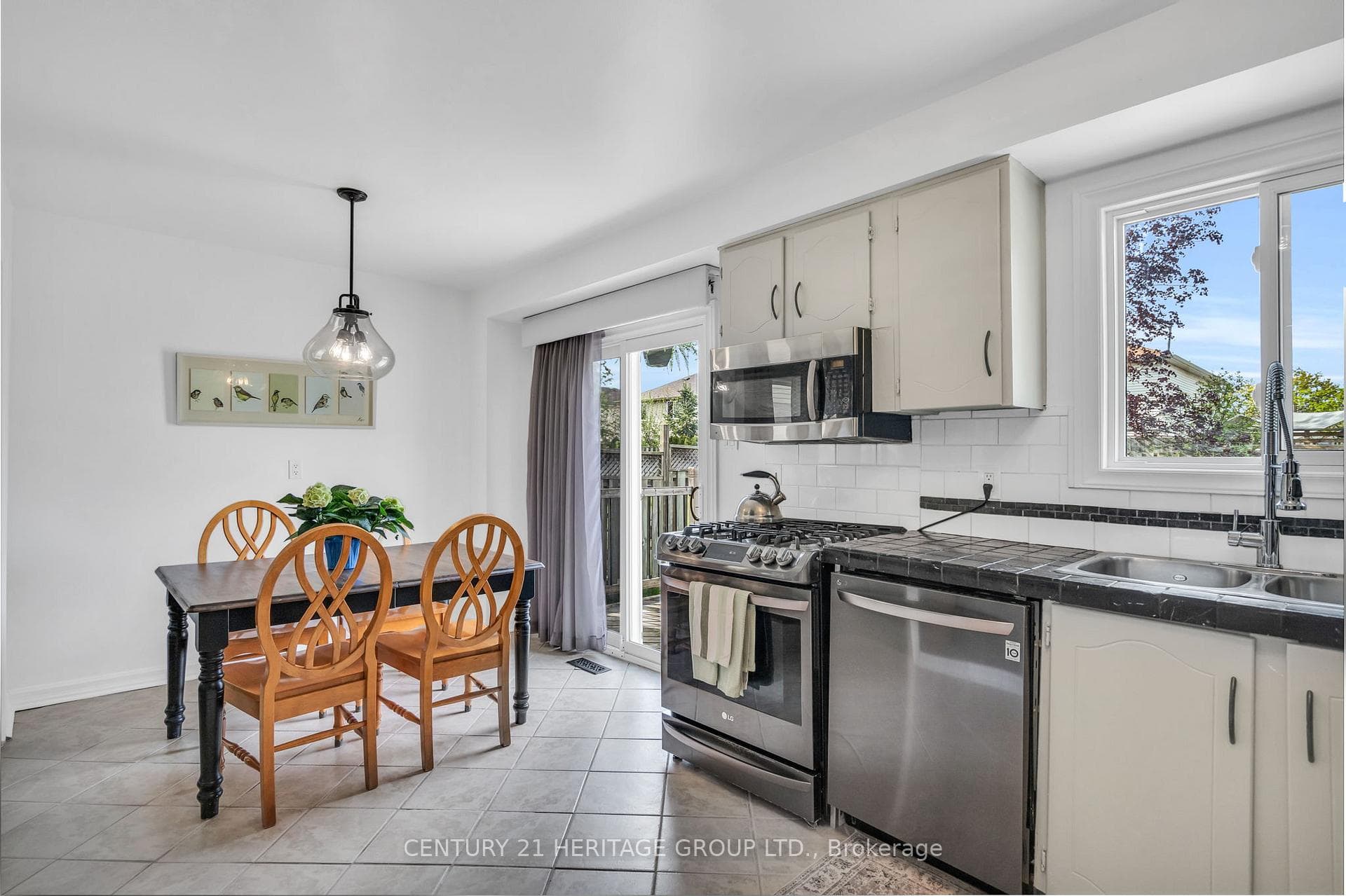 3070 Kilbride Crescent photo 17