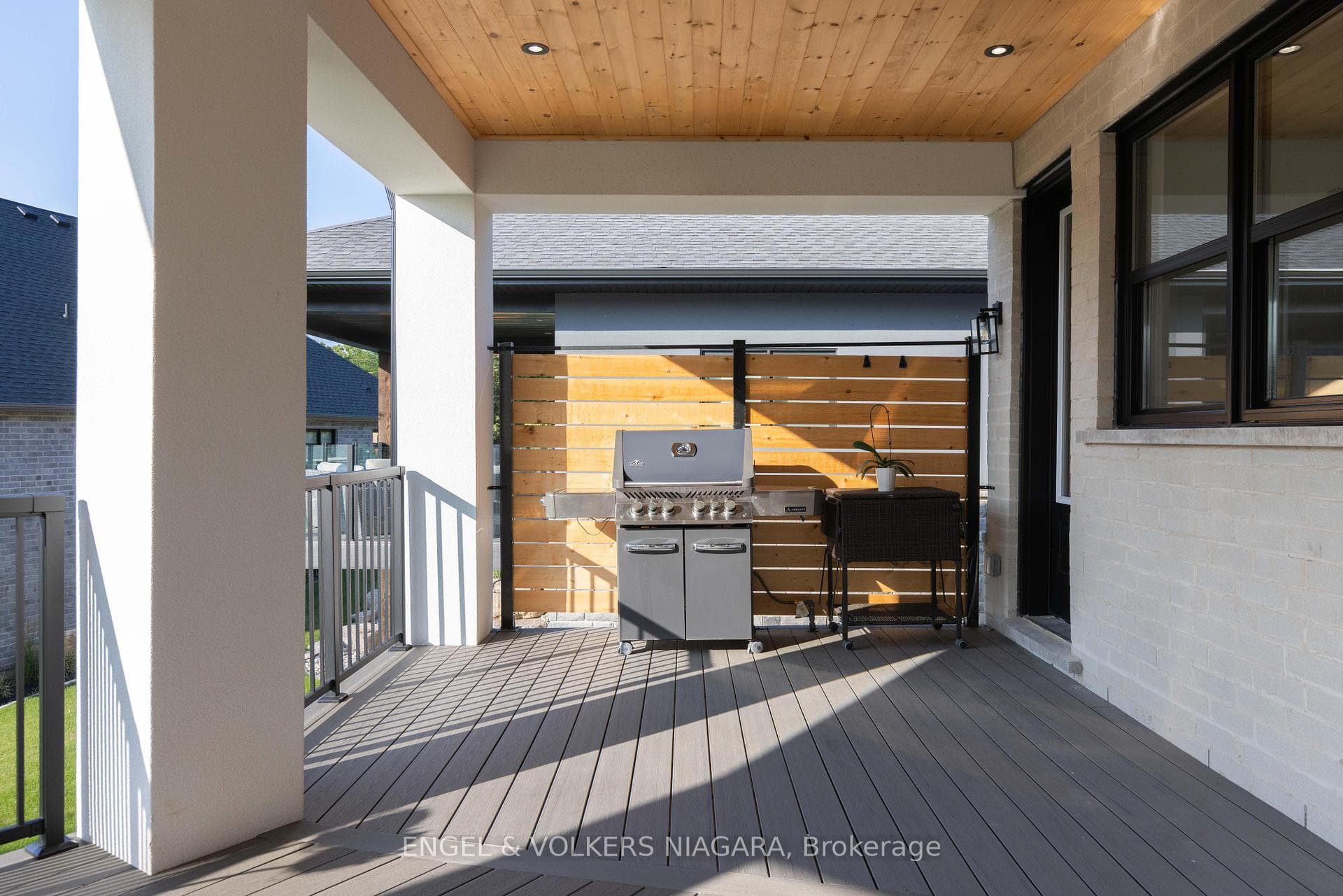 Covered patio with BBQ gas line