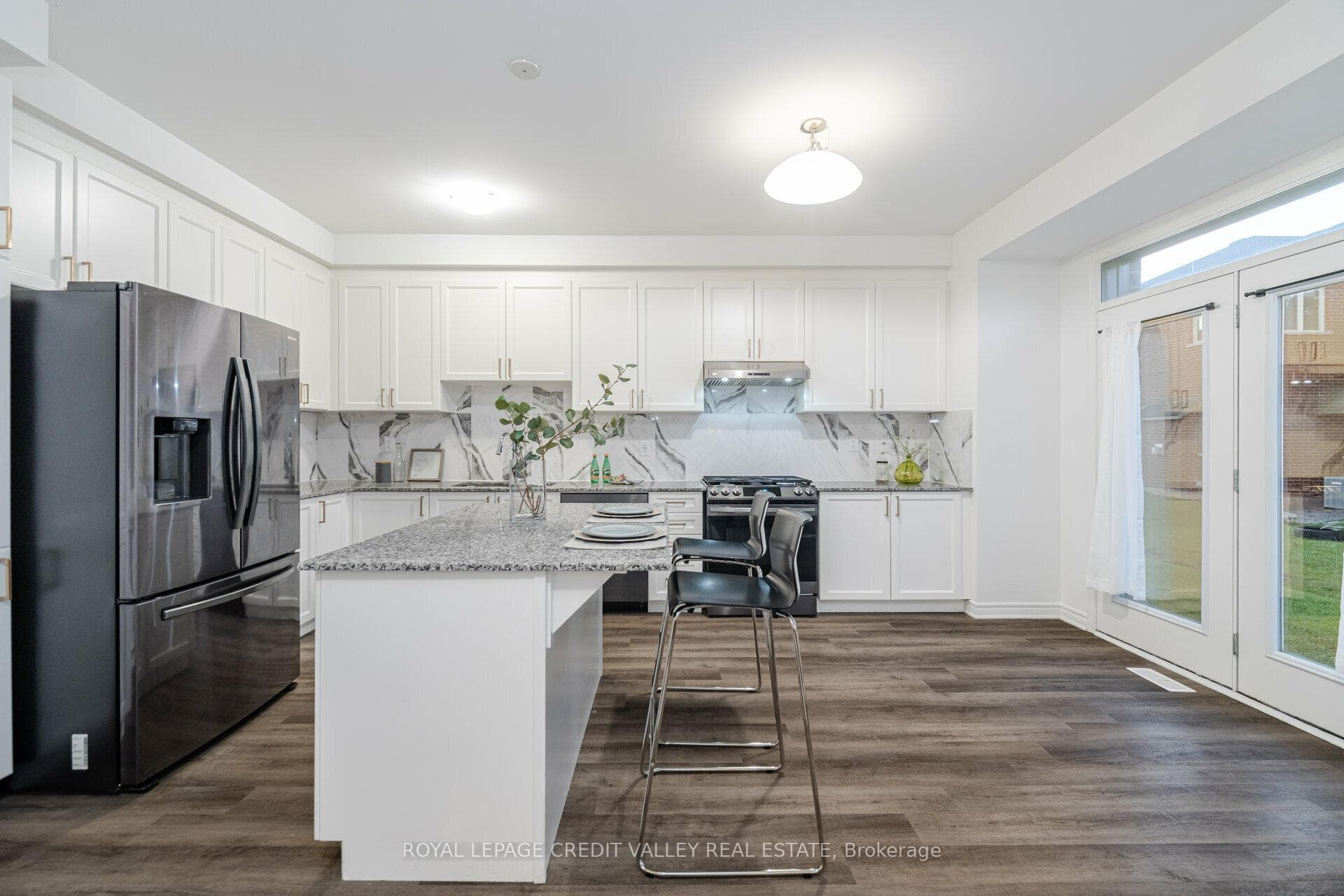 1574 Moira Crescent photo 8