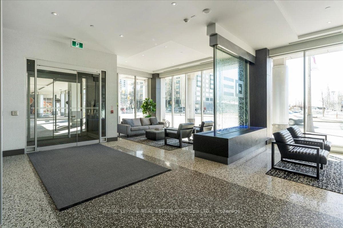 218 Queens Quay Unit 1007 photo 8