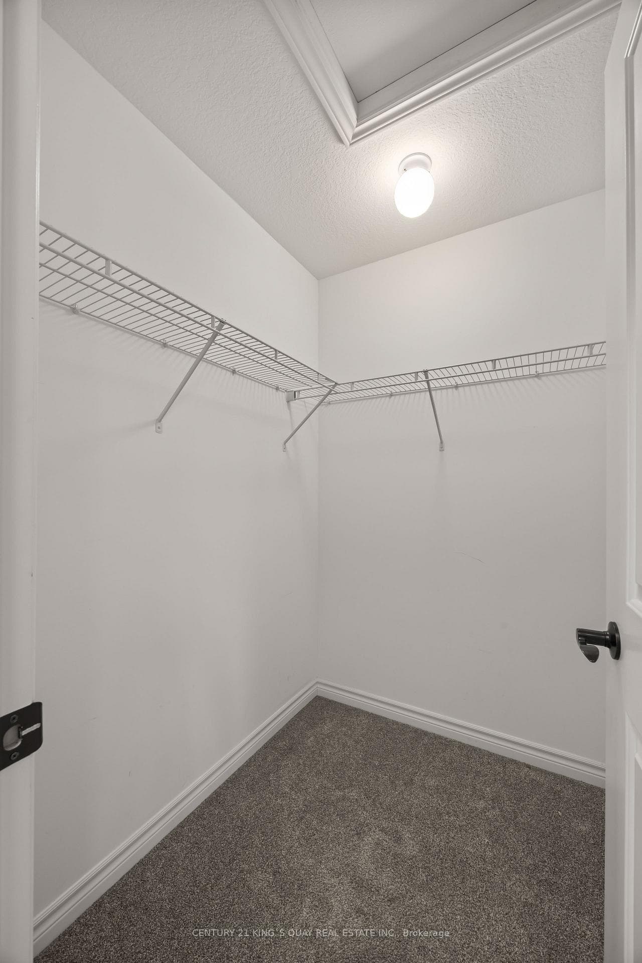 471 Sophia Crescent photo 23