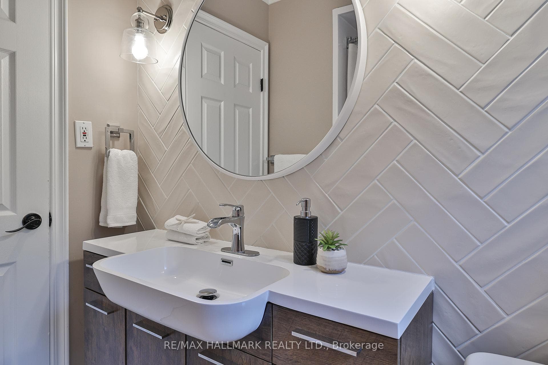 261 Zelda Crescent photo 15