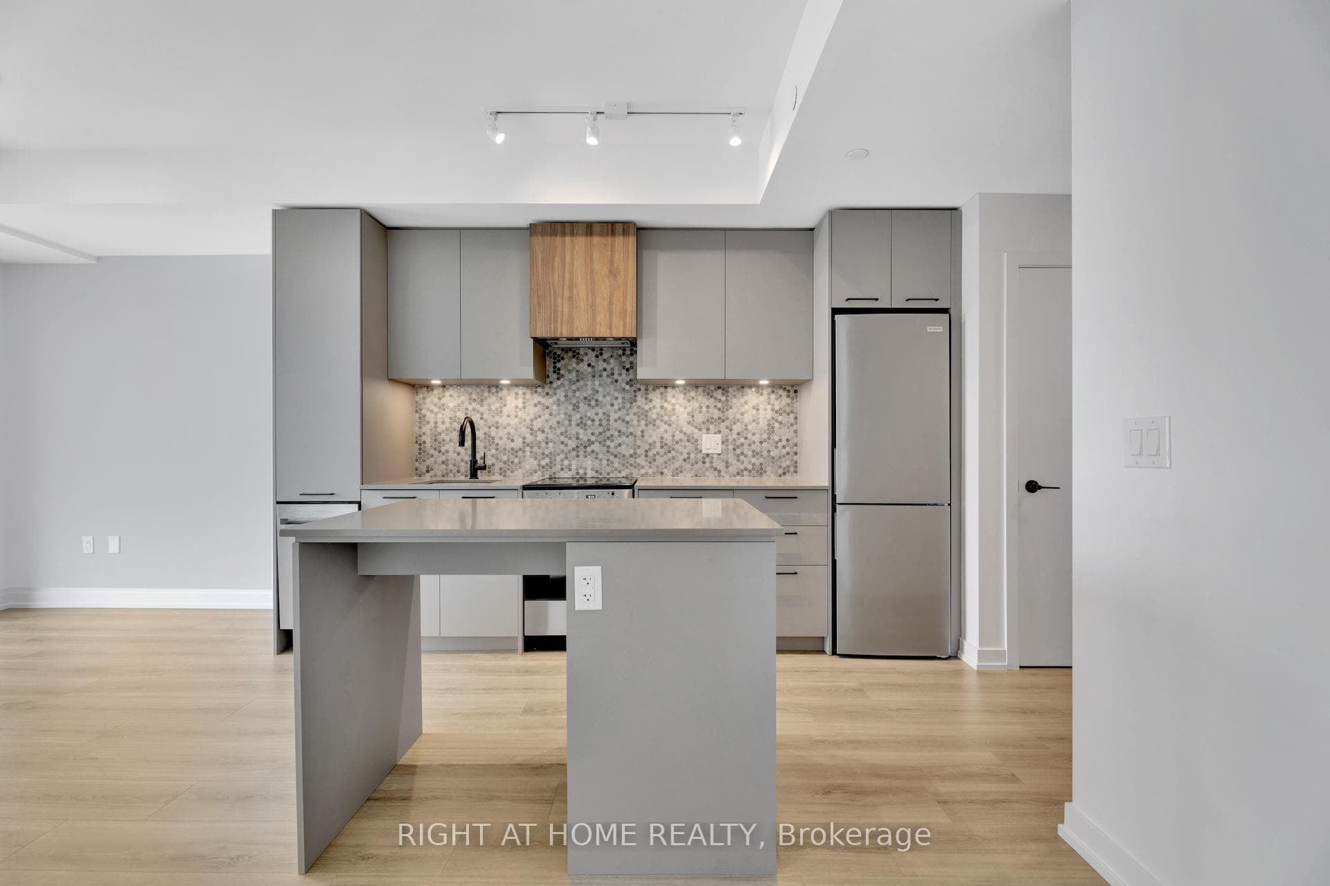 10 LAGERFELD Drive Unit 401 photo 17