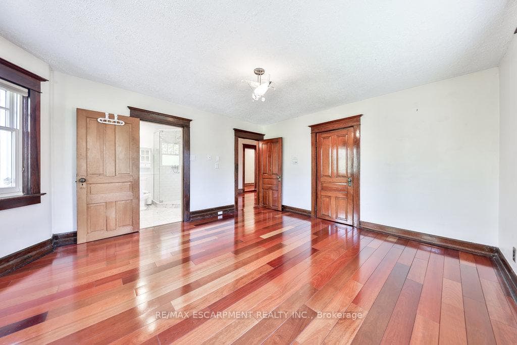 1567 Steveles Crescent photo 25