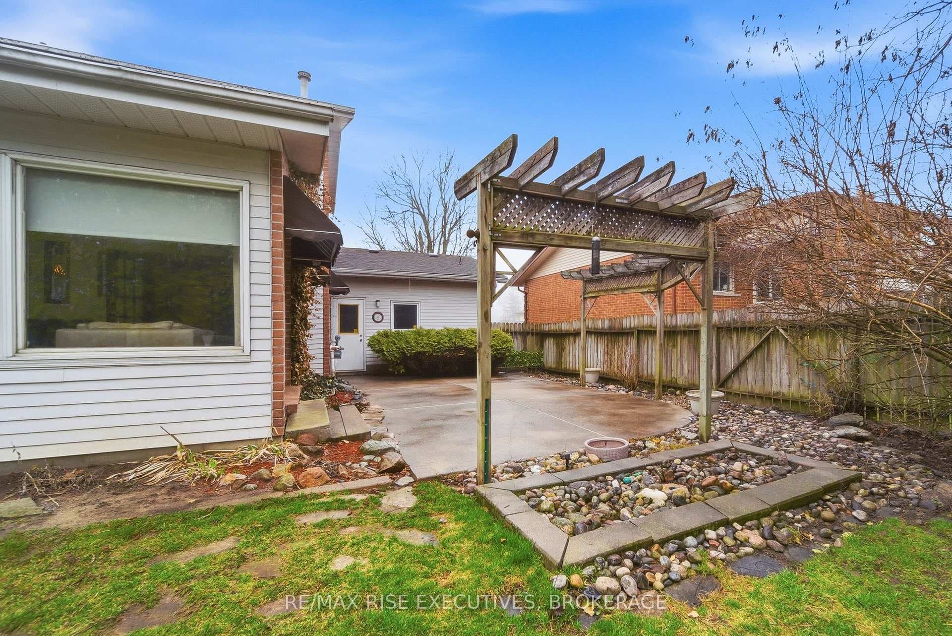127 Nicholson Crescent photo 44
