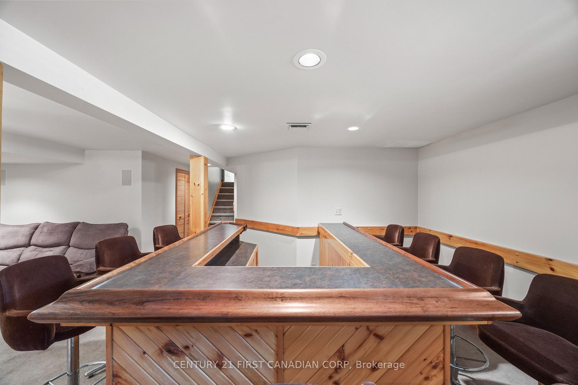 923 Farnham Road photo 34